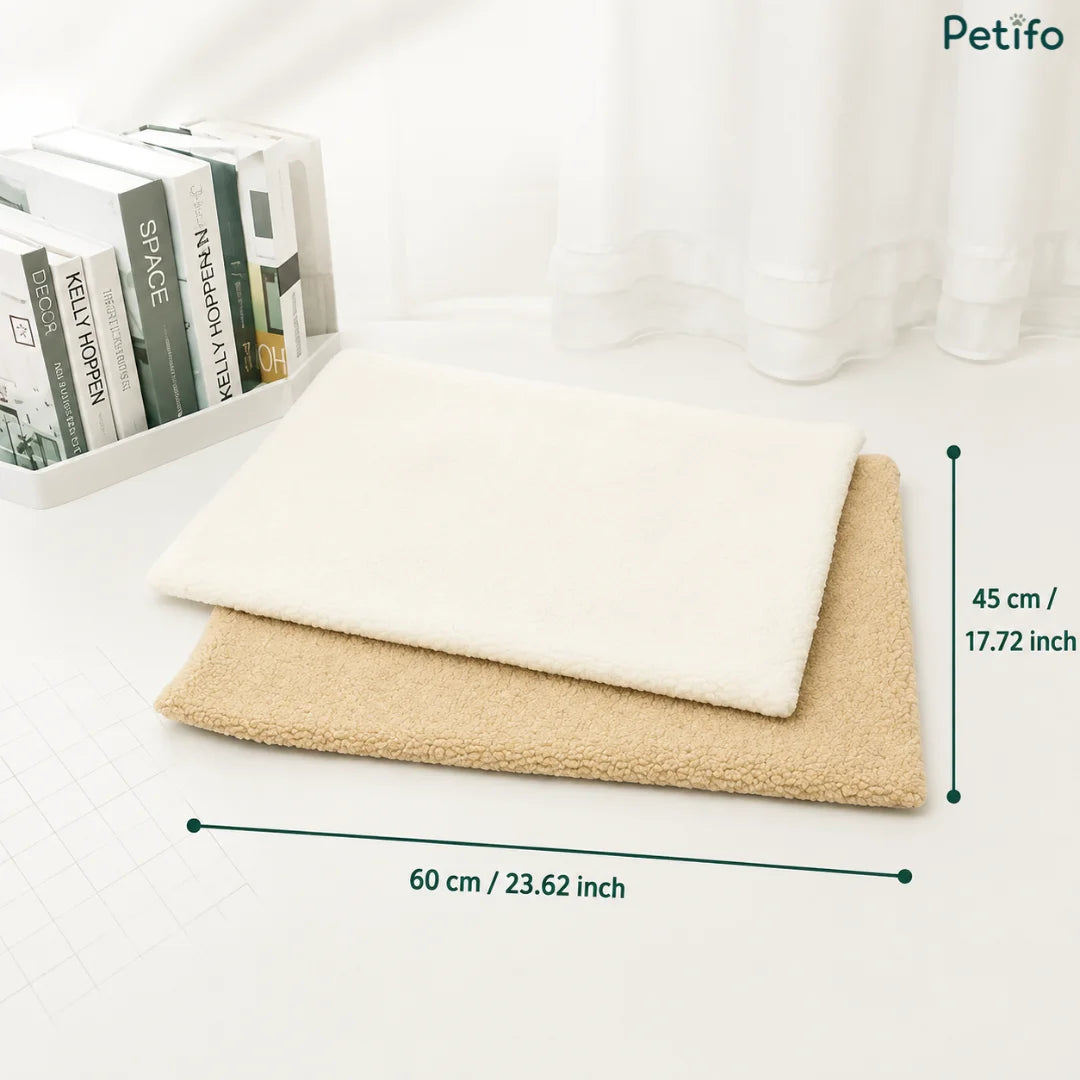 Dimensions of the pet mat shown as 60 cm by 45 cm (23.62 inches by 17.72 inches) with a white and a beige mat stacked together.