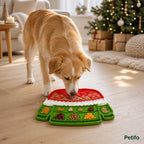 Hund genießt die MerryLick Weihnachts-Schleckmatte in einem skandinavischen Zuhause – Petifo